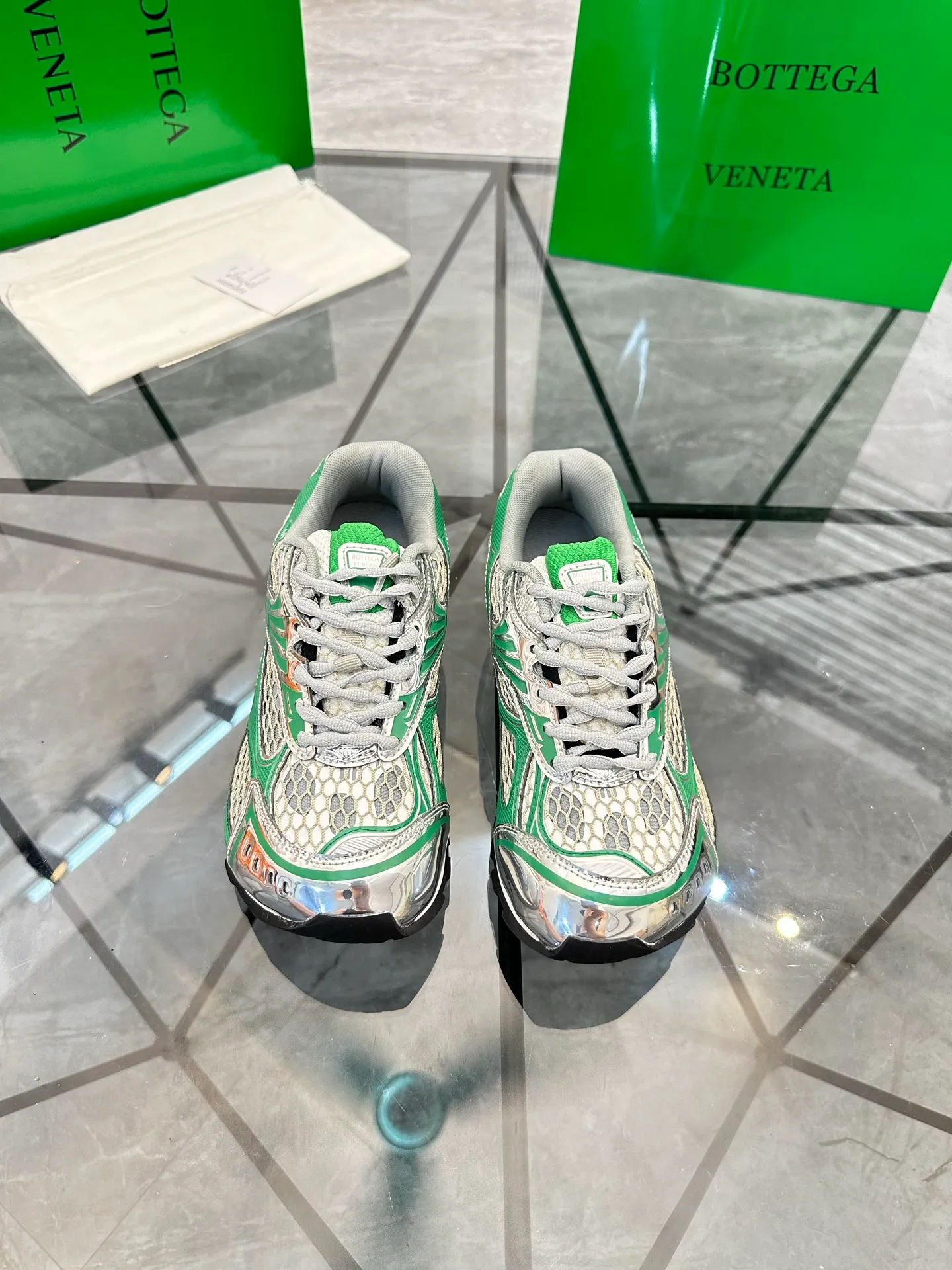 Factory men's shoes 💰: 620💰 (top version) BV Orbit sneakers Wang Yibo's same style couple's dad shoes Runner sneakers, made of lightweight technical mesh fabric. Matched with geometric pattern designed rubber outsole Wang Zha series high version Look for the package craftsmanship The actual height is much higher, but the legs are still slim. Very nice and playable and durable Matching to the standard 💯 Package shoe technology Look for the high version The outsole is made of color-blocked TPU outsole Women's model 35 36 37 38 39 40 41 (40 41 customized) Men's model 38 39 40 41 42 43 44 45. (Customized size 38 45.46) No. H345
